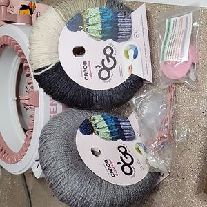 Sentro Knitting Machine w/ Yarn